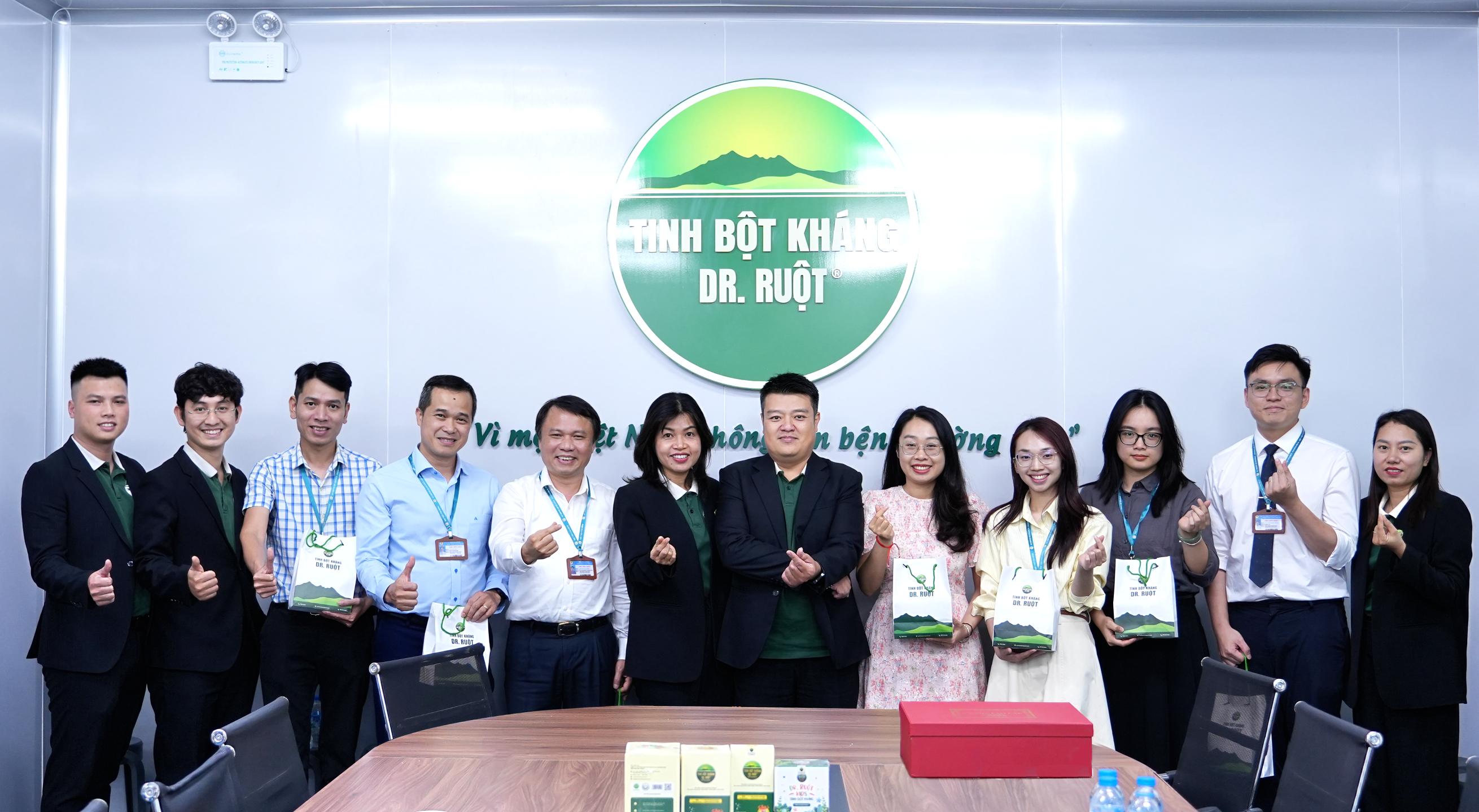 DR. RUỘT chào đón đoàn giảng viên và sinh viên Học viện tài chính