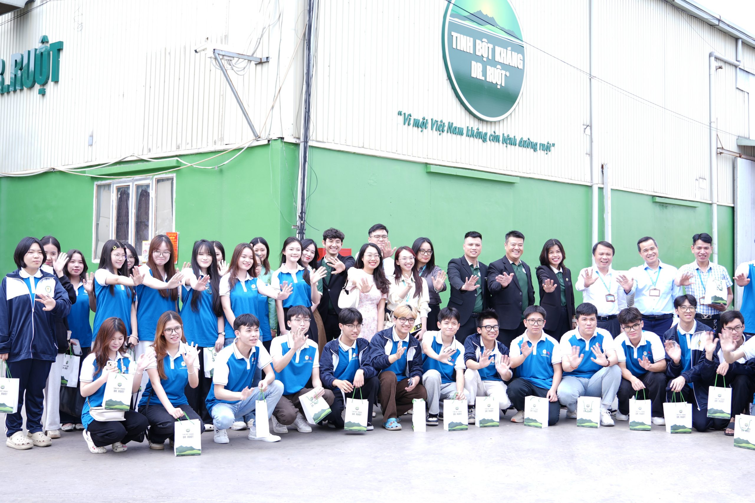 Đoàn giảng viên và sinh viên Học viện Tài chính tham quan nhà máy DR. RUỘT