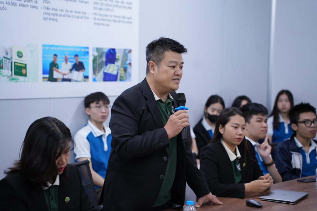 Đội ngũ chuyên gia DR. RUỘT chia sẻ cùng sinh viên về doanh nghiệp