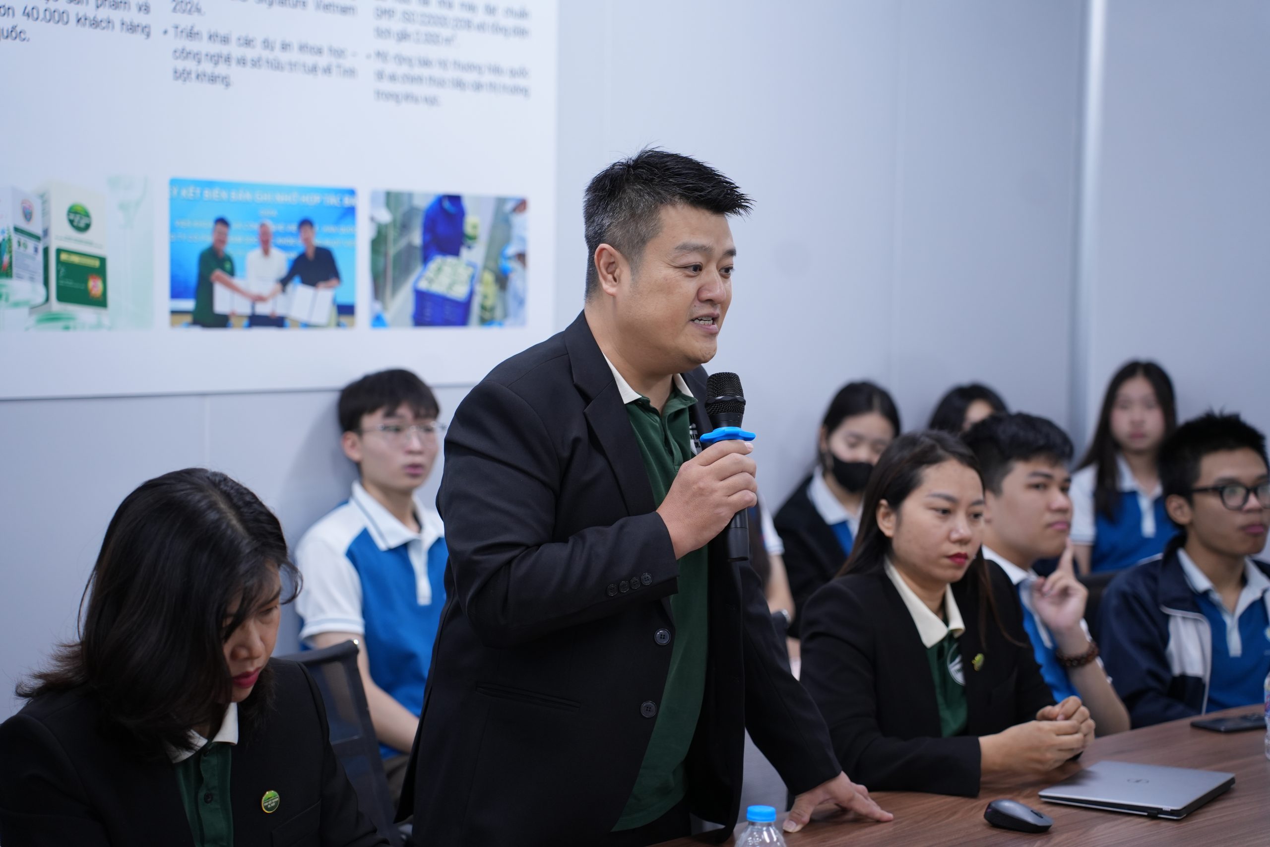 Đội ngũ chuyên gia DR. RUỘT chia sẻ cùng sinh viên về doanh nghiệp