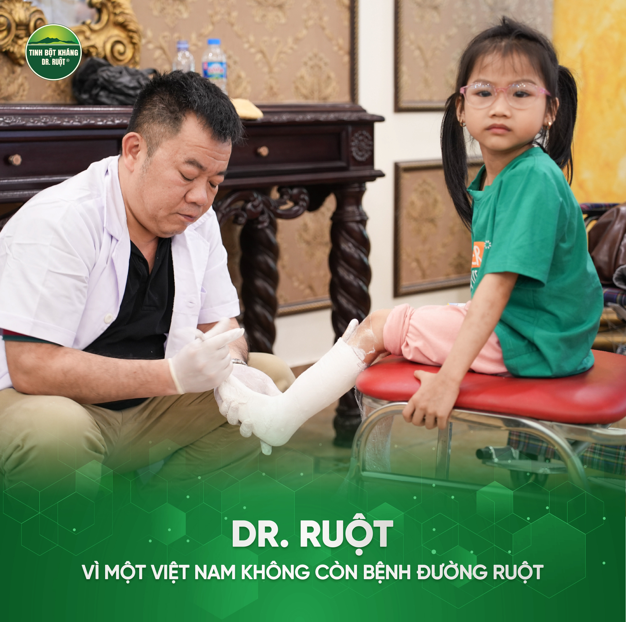 Kỹ thuật viên thực hiện đo đóng giày nẹp chỉnh hình cho các em nhỏ