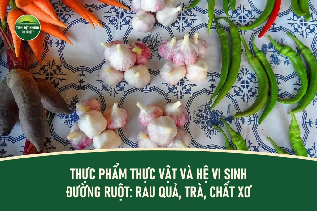 Tỏi, cà rốt, củ dền và ớt xanh đặt trên khăn họa tiết xanh trắng, minh họa thực phẩm thực vật tự nhiên.
