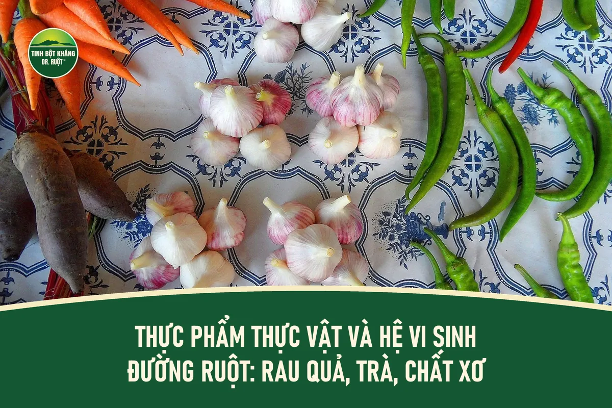 Tỏi, cà rốt, củ dền và ớt xanh đặt trên khăn họa tiết xanh trắng, minh họa thực phẩm thực vật tự nhiên.
