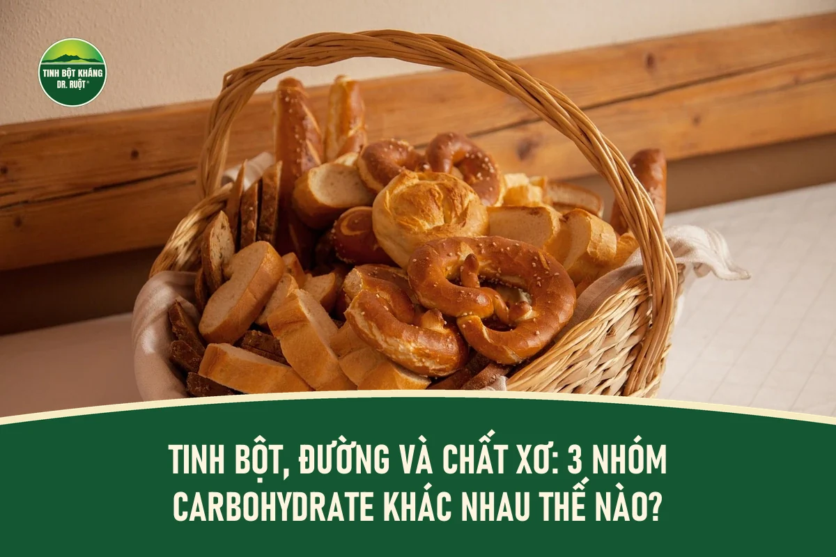 Giỏ mây đựng bánh mì lát, bánh pretzel rắc mè và bánh mì nguyên cám, thể hiện nhóm tinh bột trong bữa ăn