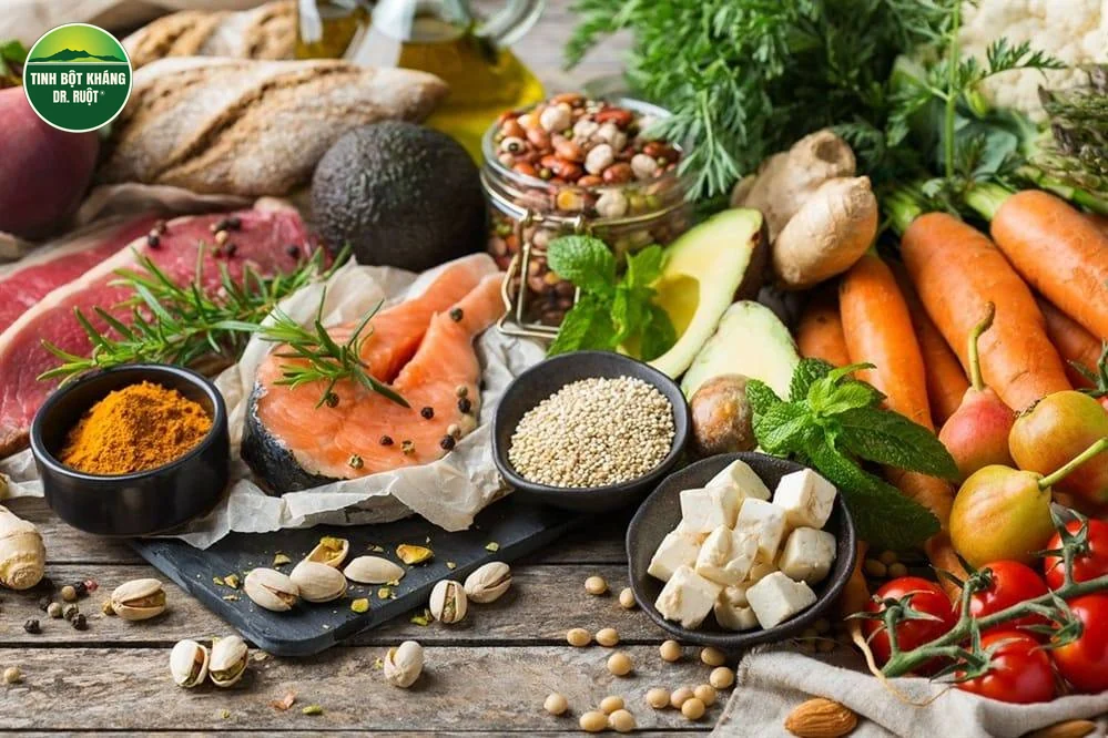 Người ngồi một mình trên tảng đá nhìn ra thung lũng núi lúc hoàng hôn, ánh sáng ấm