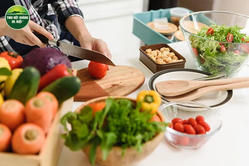 Bánh mì nguyên cám cắt lát rắc hạt vừng, kèm nho xanh và óc chó
