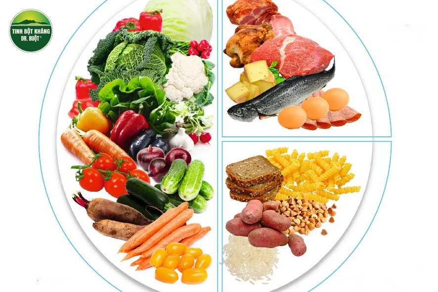 Cận cảnh hạt gạo lứt nâu và gạo đỏ nguyên hạt, chưa xay xát, thể hiện lựa chọn ngũ cốc nguyên hạt